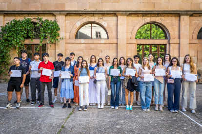 La Fundación Antonio Machado premia a 45 alumnos de diversas provincias por su implicación en difundir los valores mediambientales que recoge 'Campos de Castilla'.