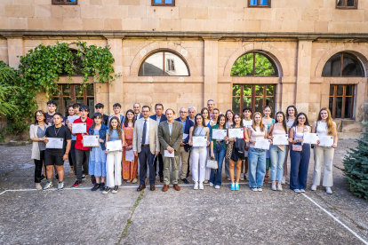 La Fundación Antonio Machado premia a 45 alumnos de diversas provincias por su implicación en difundir los valores mediambientales que recoge 'Campos de Castilla'.