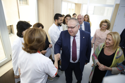 El consejero de Sanidad, Alejandro Vázquez, en el centro de salud La Milagrosa.