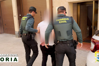 La Guardia Civil conduce al detenido a sus dependencias.
