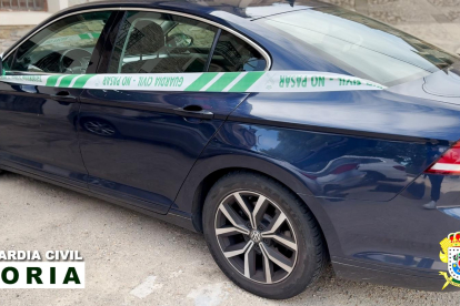 El coche que conducía el presunto autor de los hechos, precintado.