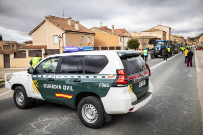 Vehículo de la Guardia Civil bloqueando el paso a los tractores en la inauguración del cuartel de San Esteban.