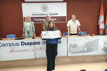 Claudia Molina con el premio que le acredita como ganadora de la Olimpiada de Economía en Soria.