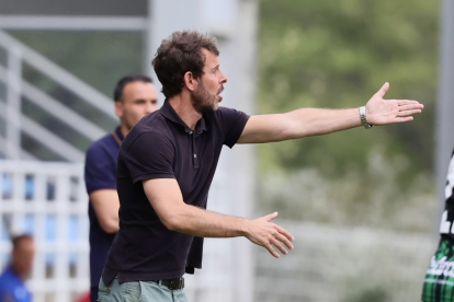 Aitor Calle da indicaciones en un partido de la temporada pasada con el Sestao.