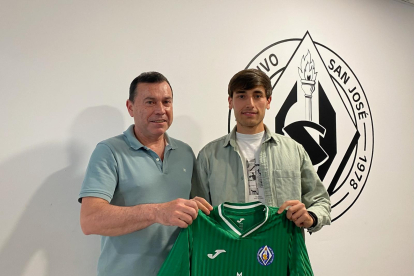 Carlos Carramiñana, nuevo entrenador del San José, junto al presidente del club, 'Tito' Hernansanz.