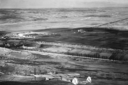 Foto aérea de 1934 en el que ve la plaza de toros burgense y al lado al campo de fútbol.