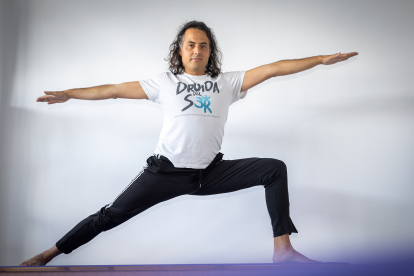 Juan Asensio, joven profesor de yoga soriano.
