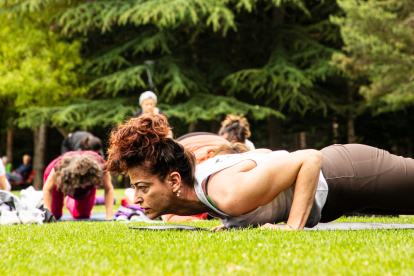 Una persona en un ejercicio de yoga.