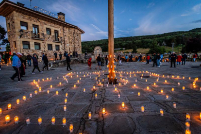 6.000 velas iluminaron Salduero en la noche del sábado 22 de junio de 2024.