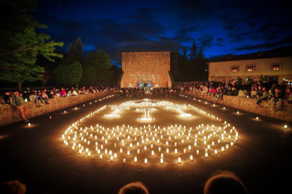 6.000 velas iluminaron Salduero en la noche del sábado 22 de junio de 2024.
