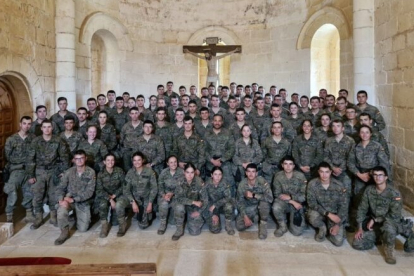 Los militares posando en el interior de la ermita del Cañón.