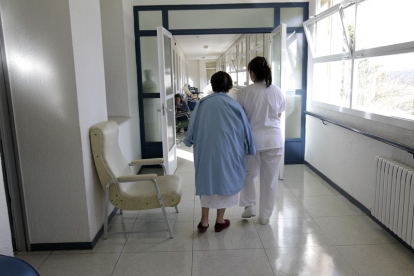 Imagen de archivo con personal sanitaria atendiendo a una paciente.