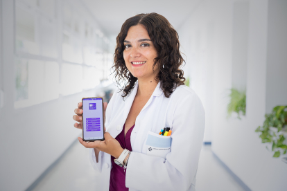 Marta Llorente, con la aplicación digital que ha desarrollado para el seguimiento de enfermería a pacientes de psiquiatría.