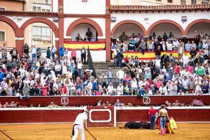 La segunda corrida de la Feria de San Juan sacó a Borja Jiménez por la puerta grande.