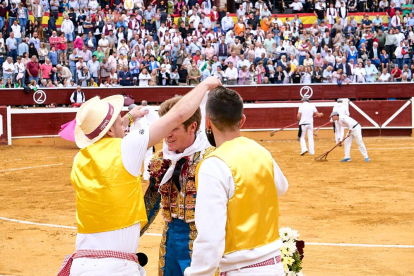 La segunda corrida de la Feria de San Juan sacó a Borja Jiménez por la puerta grande.
