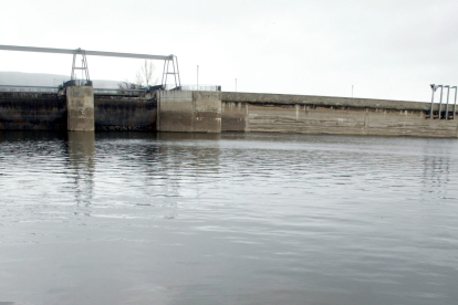 Compuertas de la presa de Cuerda del Pozo en Soria