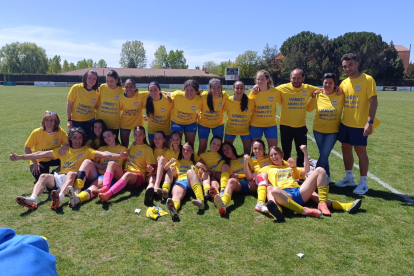 El C.D. San Esteban femenino tras ganar el título de Liga Provincial.