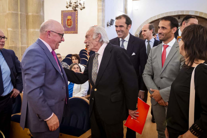 El duque de Soria, Carlos Zurita, saluda al director general de Caja Rural de Soria, Domingo Barca, antes del inicio de la lección magistral.