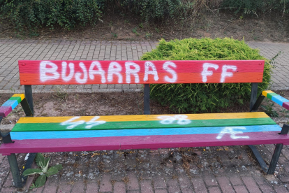 Uno de los bancos que ha sufrido pintadas.