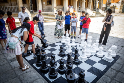 Un momento de la presentación del tablero de ajedrez gigantes, idea ganadora de los Presupuestos Infantiles.