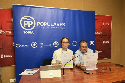 Los concejales del PP Belén Izquierdo y Saturnino de Gregorio muestran la sentencia del Contencioso sobre la quinta planta.