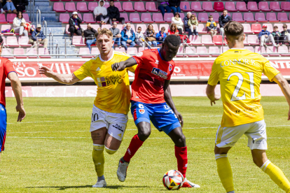 Unai Rementeria, segundo fichaje rojillo para esta temporada, pugna con Moustapha durante el partido de la temporada pasada entre el Numancia y el Talavera.