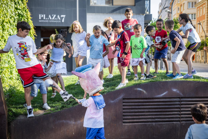 El público infantil disfruta del primer día de cabezudos de este verano.