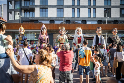 El público infantil disfruta del primer día de cabezudos de este verano.