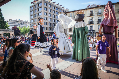 El público infantil disfruta del primer día de cabezudos de este verano.