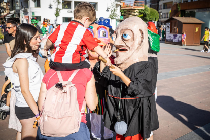 El público infantil disfruta del primer día de cabezudos de este verano.