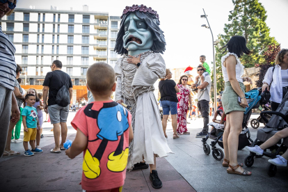 El público infantil disfruta del primer día de cabezudos de este verano.