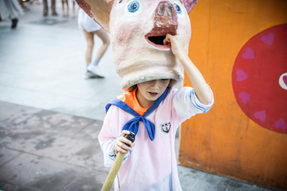 El público infantil disfruta del primer día de cabezudos de este verano.