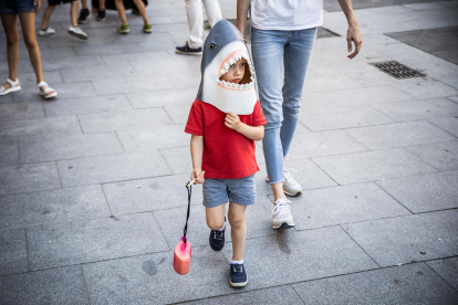 El público infantil disfruta del primer día de cabezudos de este verano.