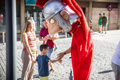 El público infantil disfruta del primer día de cabezudos de este verano.