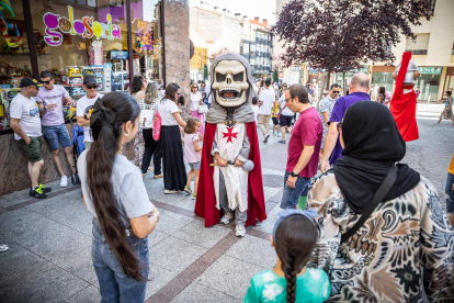 El público infantil disfruta del primer día de cabezudos de este verano.