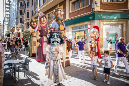 El público infantil disfruta del primer día de cabezudos de este verano.