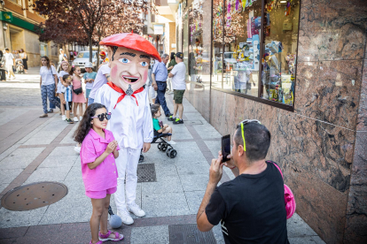 El público infantil disfruta del primer día de cabezudos de este verano.