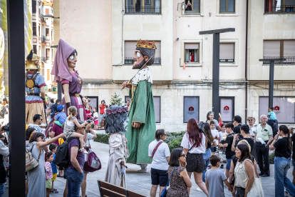 El público infantil disfruta del primer día de cabezudos de este verano.