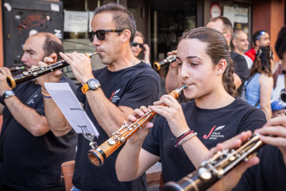 El público infantil disfruta del primer día de cabezudos de este verano.