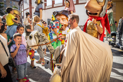 El público infantil disfruta del primer día de cabezudos de este verano.