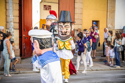 El público infantil disfruta del primer día de cabezudos de este verano.