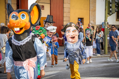 El público infantil disfruta del primer día de cabezudos de este verano.