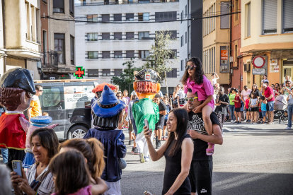 El público infantil disfruta del primer día de cabezudos de este verano.