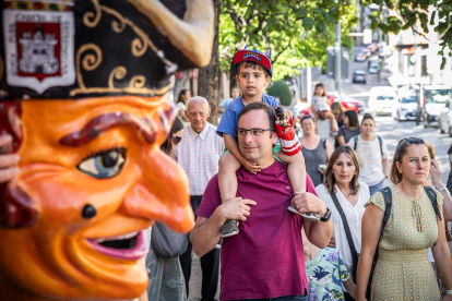 El público infantil disfruta del primer día de cabezudos de este verano.