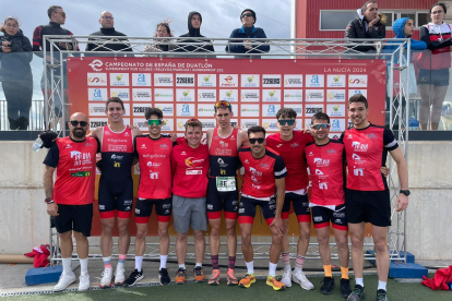 Representantes del equipo masculino del Deporama en una competición.