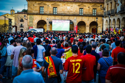 Los sorianos vibran con la selección en la primera parte de la semifinal.