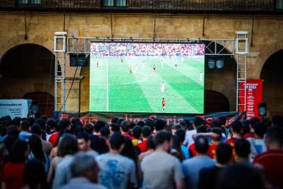 Los sorianos vibran con la selección en la primera parte de la semifinal.