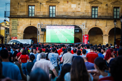 Los sorianos vibran con la selección en la primera parte de la semifinal.