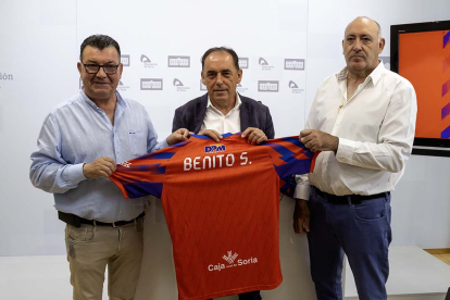 Patricio de Pedro y Javier Jiménez le entregaron una camiseta del Numancia a Benito Serrano.
