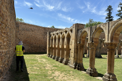 Vuelo fotogramétrico de dron sobre el monasterio de los Arcos de San Juan de Duero.